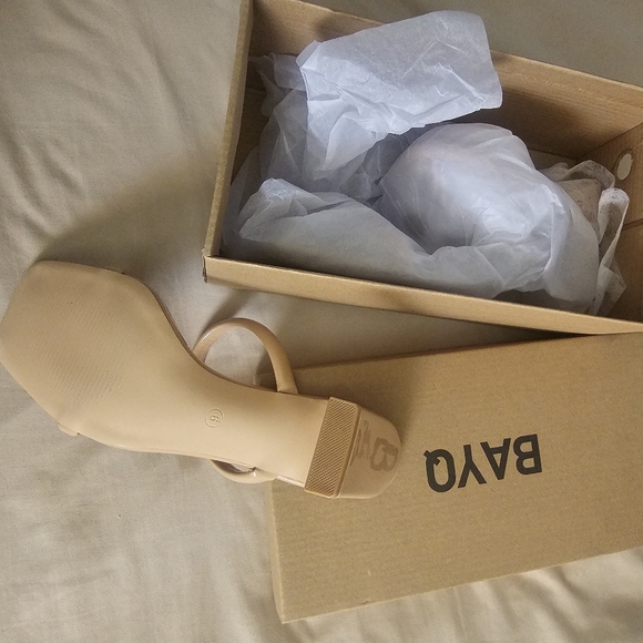 NWOT - beige square heel open toe sandals size 9 - Picture 2 of 7